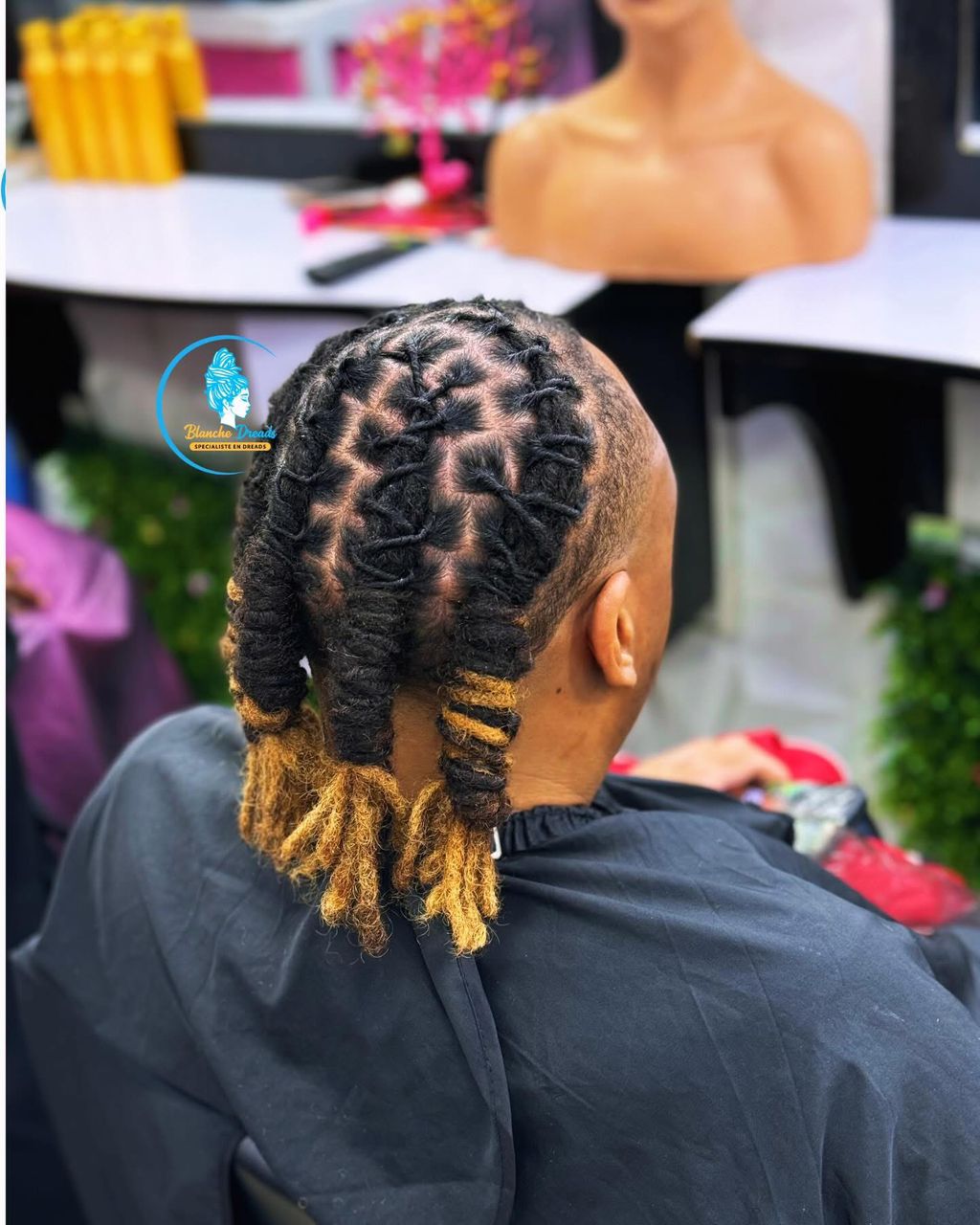 Dreads stylées avec motifs et pointes blondes