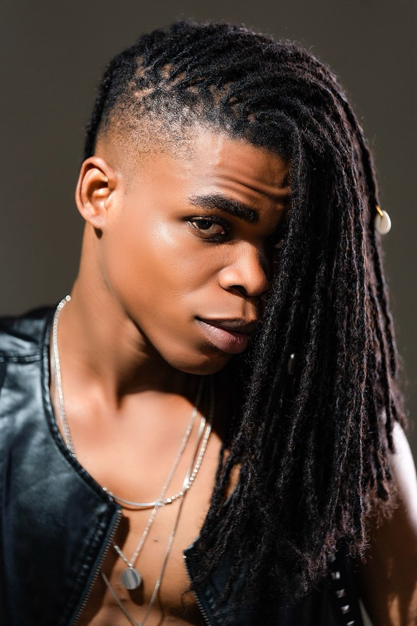 Portrait homme dreads longues