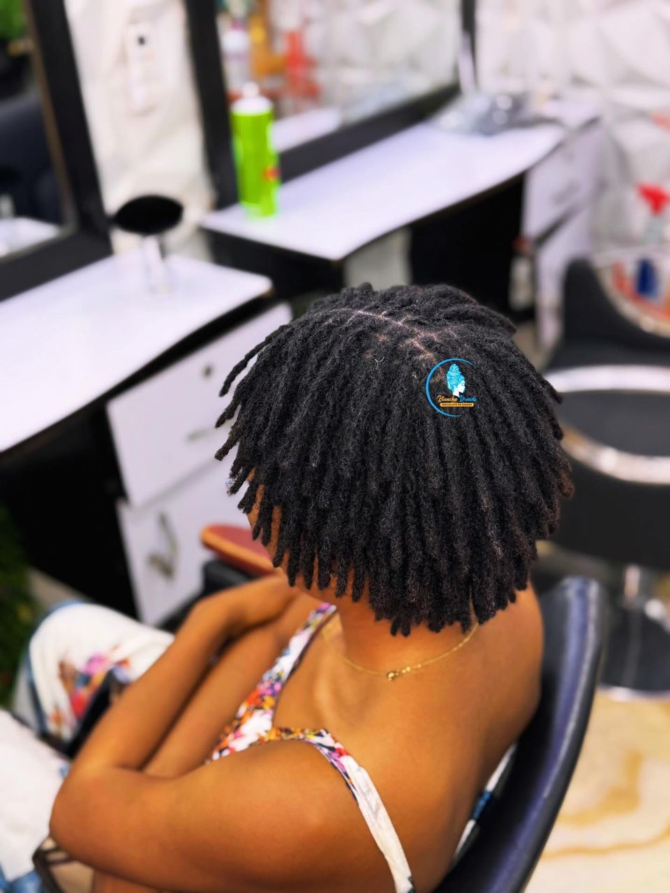 Dreads courts naturels vue arrière salon