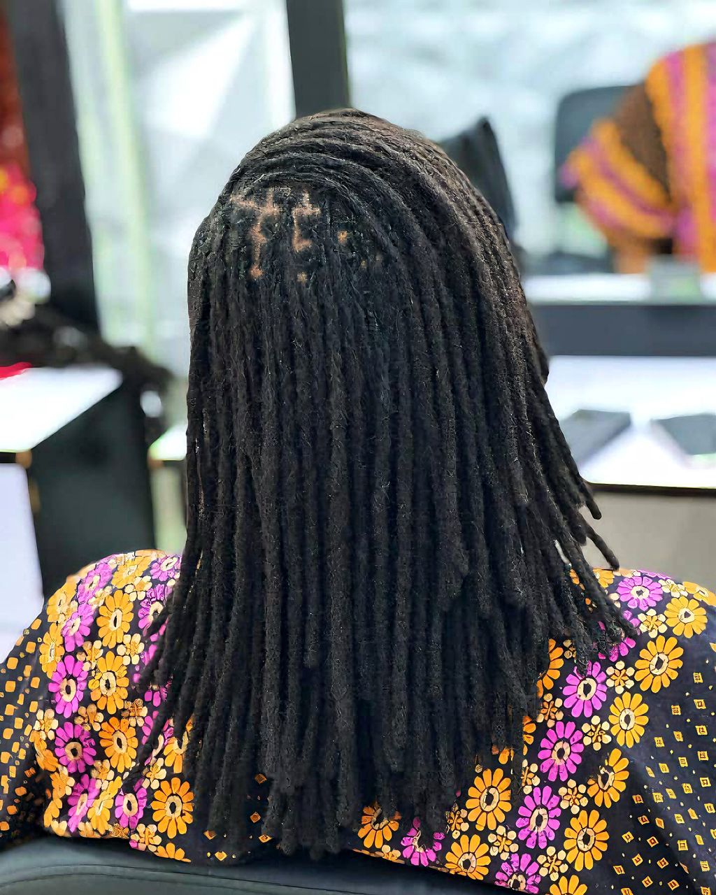 Dreads longues naturels femme tenue florale